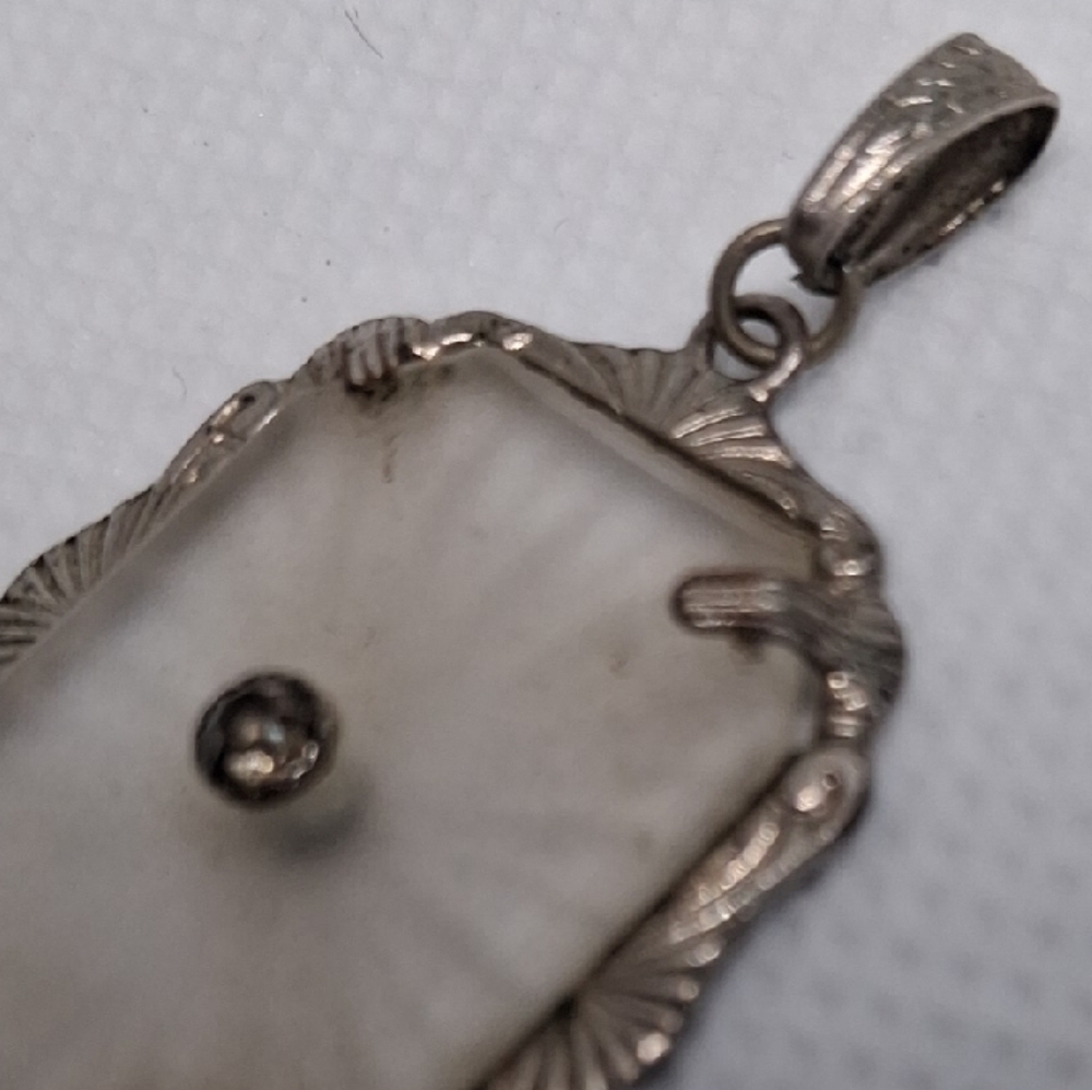 Vintage-Style White Glass Pendant Necklace - Picture 3 of 3